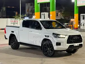 Toyota Hilux 2023 White