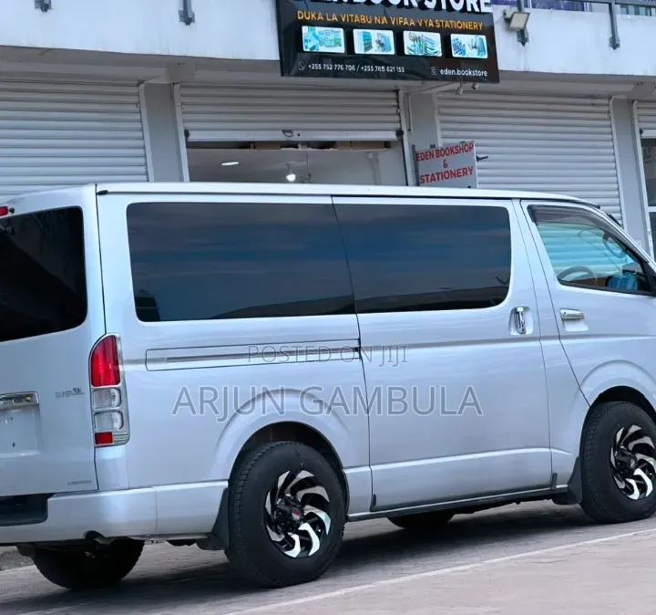 Toyota HiAce 2005 Silver