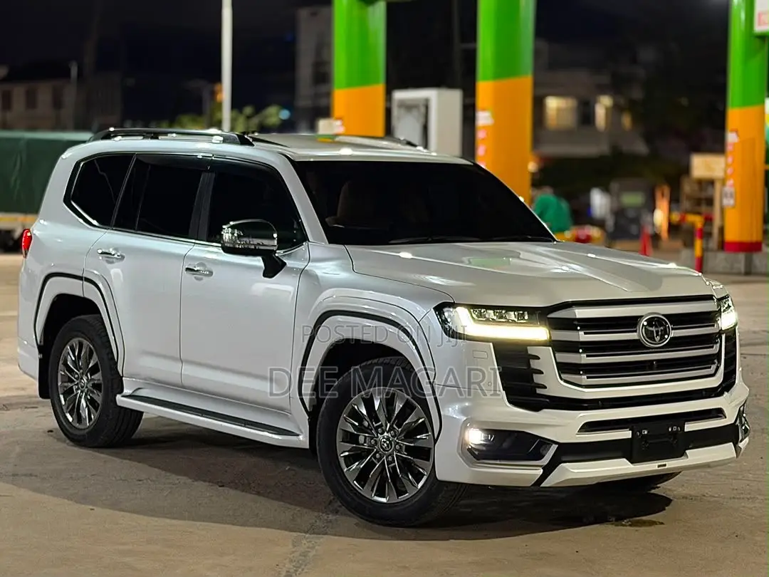 Toyota Land Cruiser LC300 2024 White