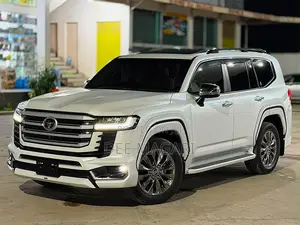 Toyota Land Cruiser LC300 2024 White
