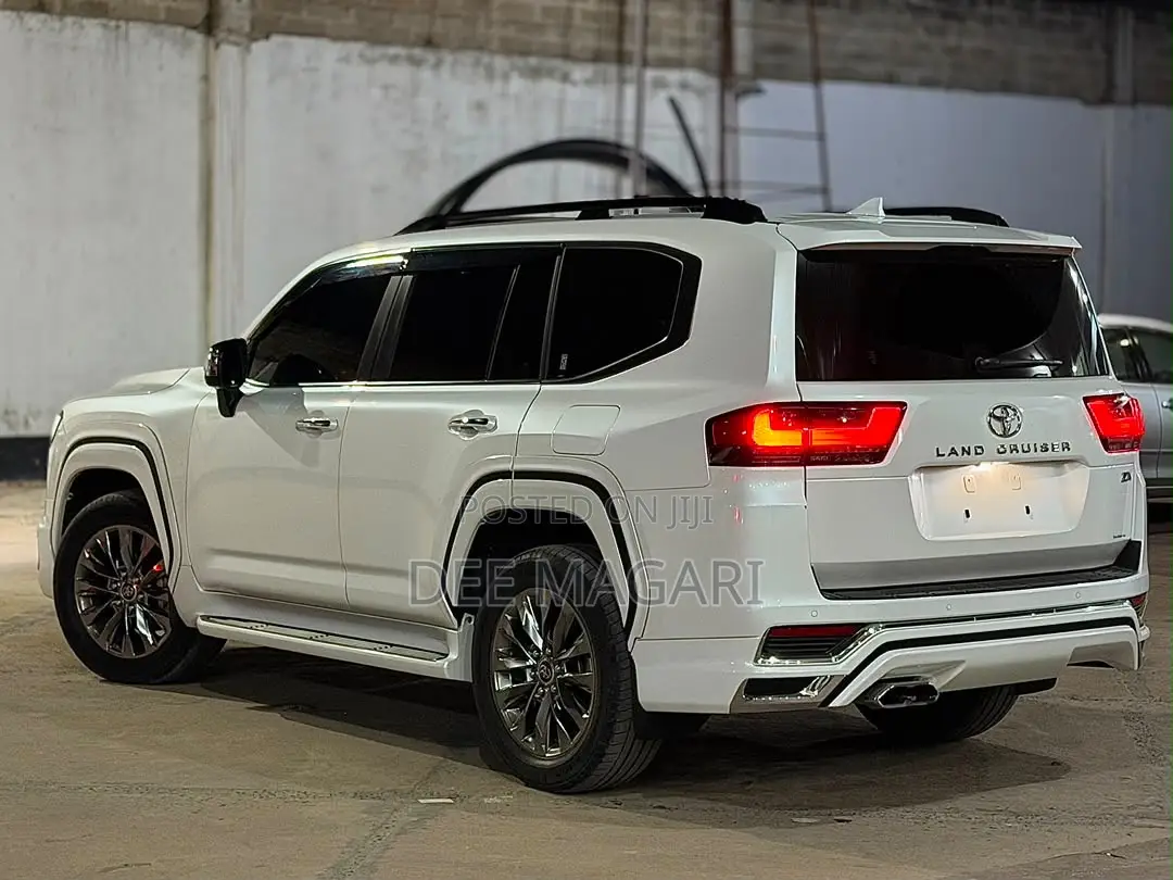 Toyota Land Cruiser LC300 2024 White