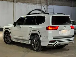 Toyota Land Cruiser LC300 2024 White