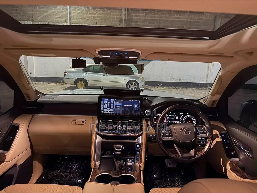 Toyota Land Cruiser LC300 2024 White