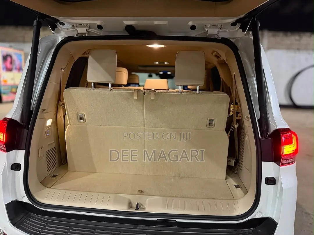 Toyota Land Cruiser LC300 2024 White