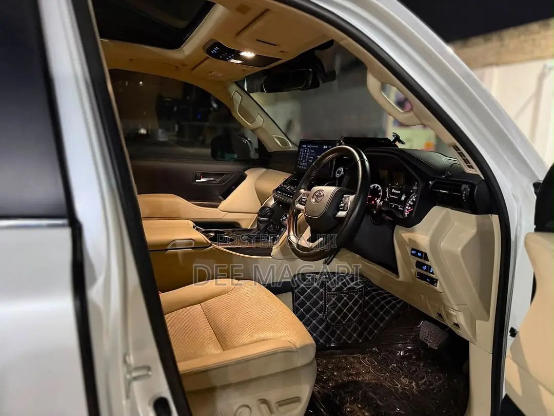 Toyota Land Cruiser LC300 2024 White