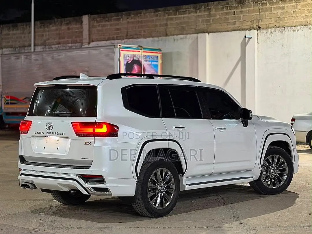 Toyota Land Cruiser LC300 2024 White