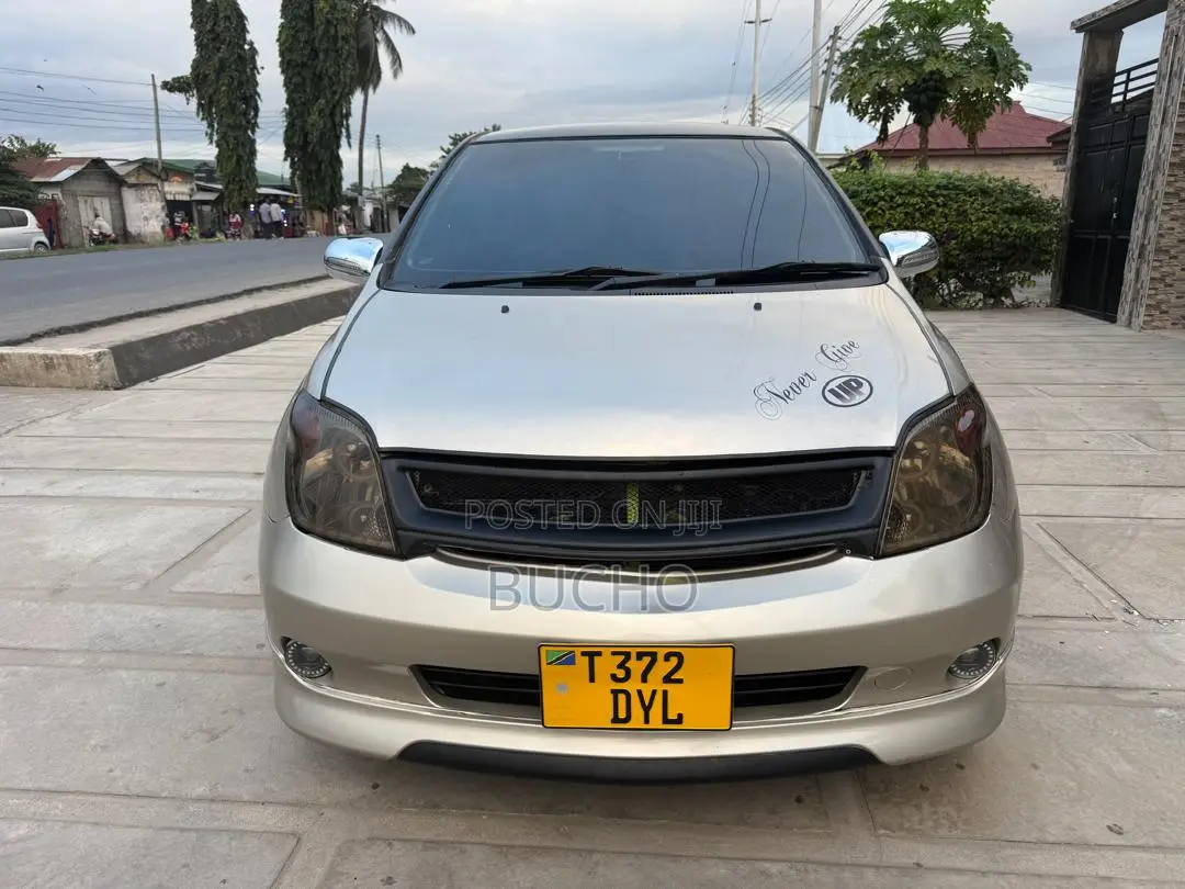Toyota IST 2004 Gold