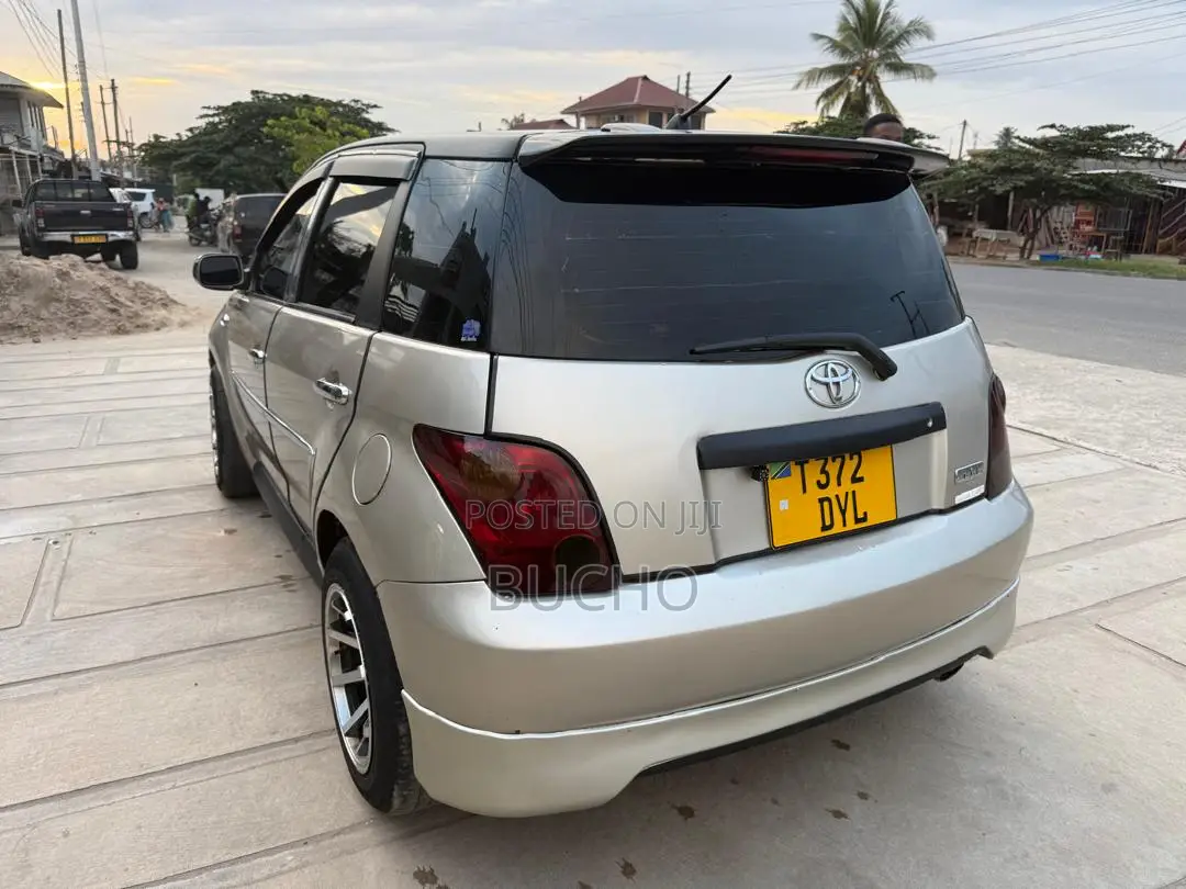 Toyota IST 2004 Gold