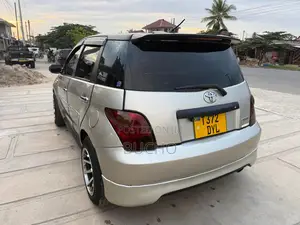 Toyota IST 2004 Gold