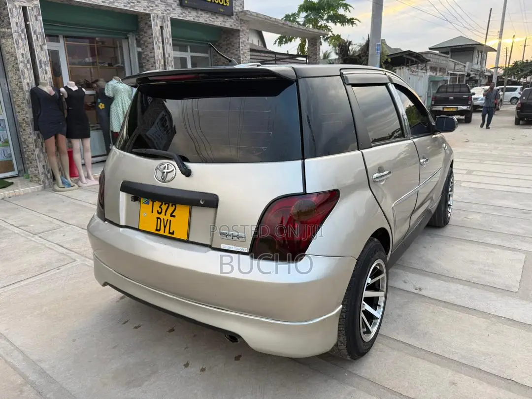 Toyota IST 2004 Gold