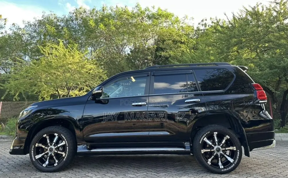 Toyota Land Cruiser Prado 2023 Black