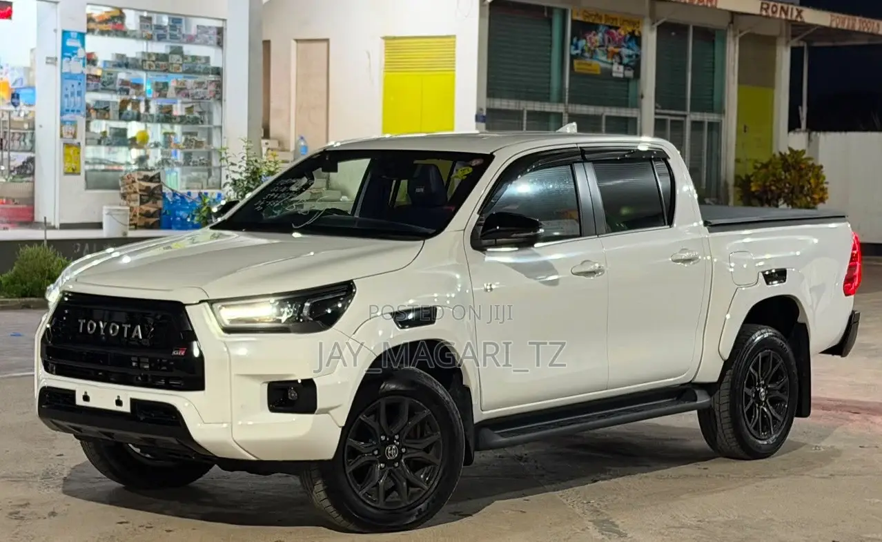 Toyota Hilux 2023 White