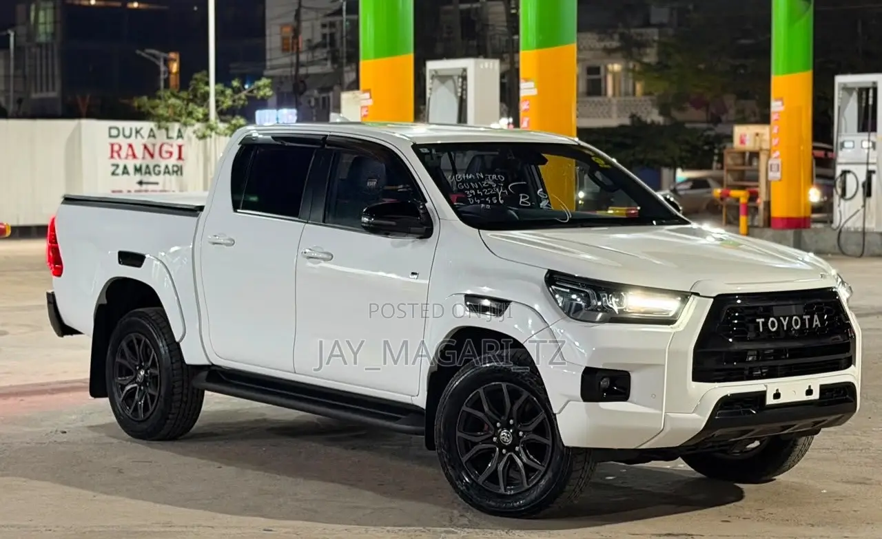 Toyota Hilux 2023 White
