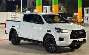 Toyota Hilux 2023 White