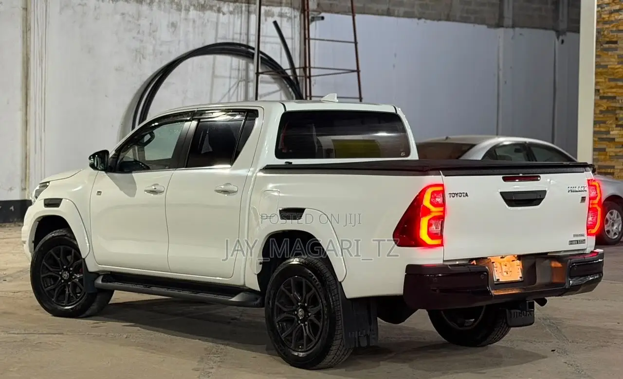 Toyota Hilux 2023 White