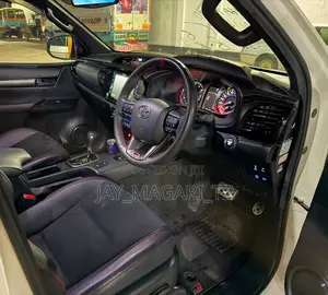 Toyota Hilux 2023 White