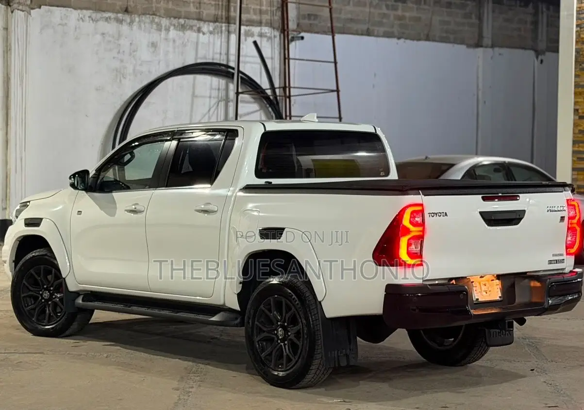 Toyota Hilux 2022 White