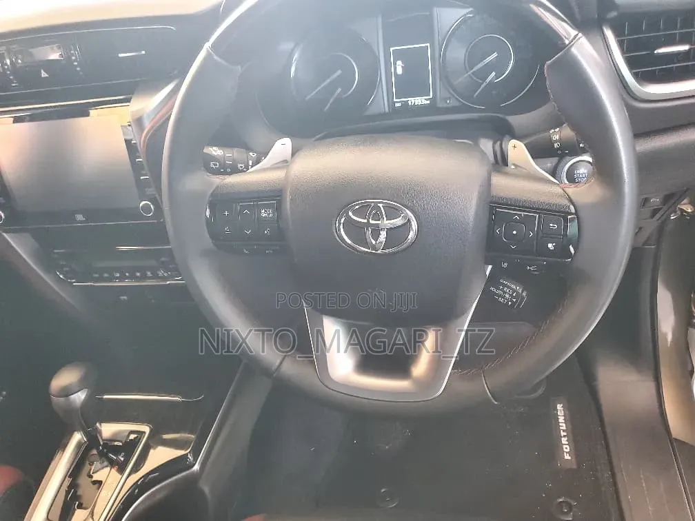 Toyota Fortuner 2024 Gold