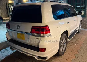 Toyota Land Cruiser 2016 White