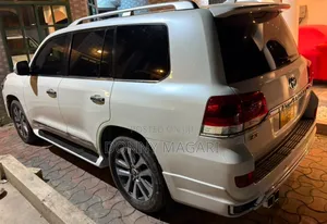 Toyota Land Cruiser 2016 White