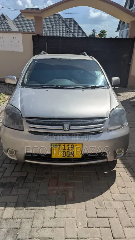 Toyota Raum 2005 Silver