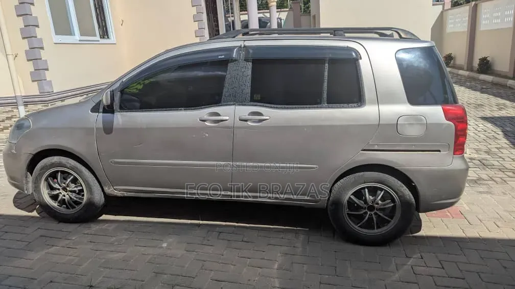 Toyota Raum 2005 Silver