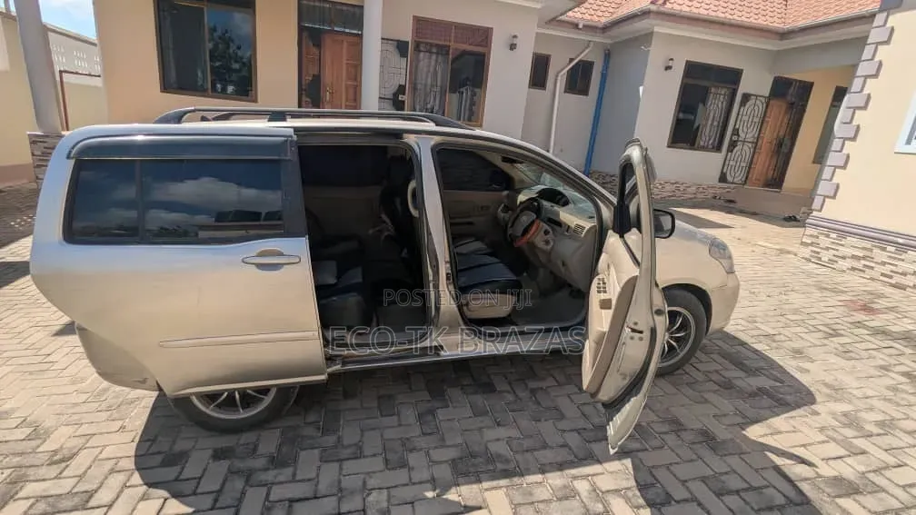 Toyota Raum 2005 Silver