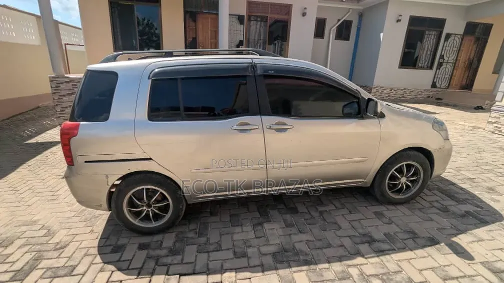 Toyota Raum 2005 Silver
