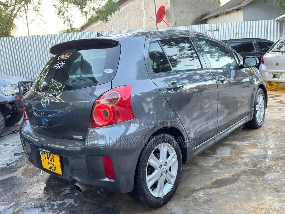 Toyota Vitz 2009 Gray