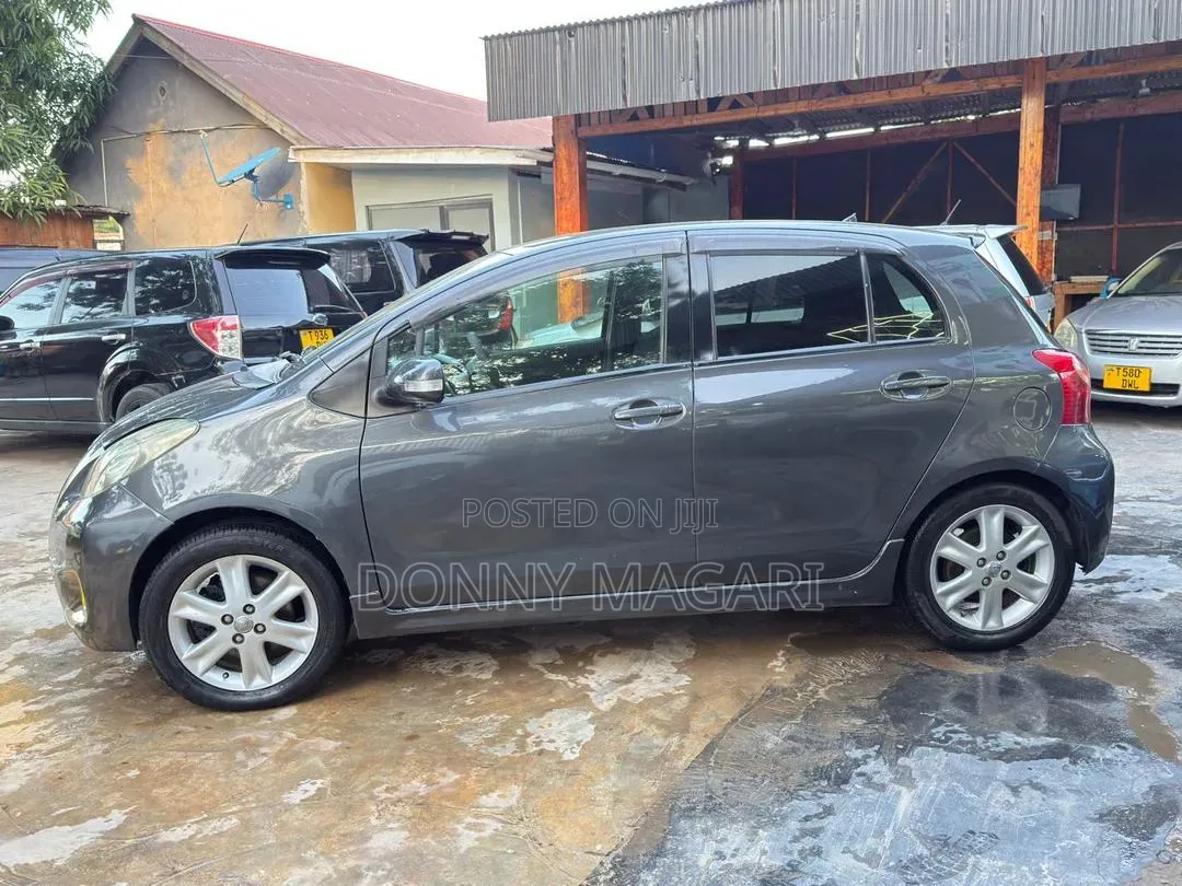 Toyota Vitz 2009 Gray