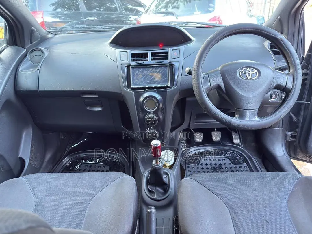 Toyota Vitz 2009 Gray