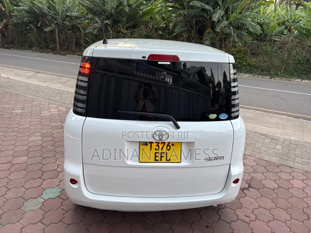 Toyota Sienta 2005 White