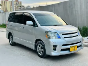Toyota Noah 2.0 143hp AWD (8 Seater) 2008 Silver