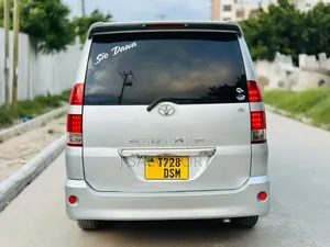 Toyota Noah 2.0 143hp AWD (8 Seater) 2008 Silver