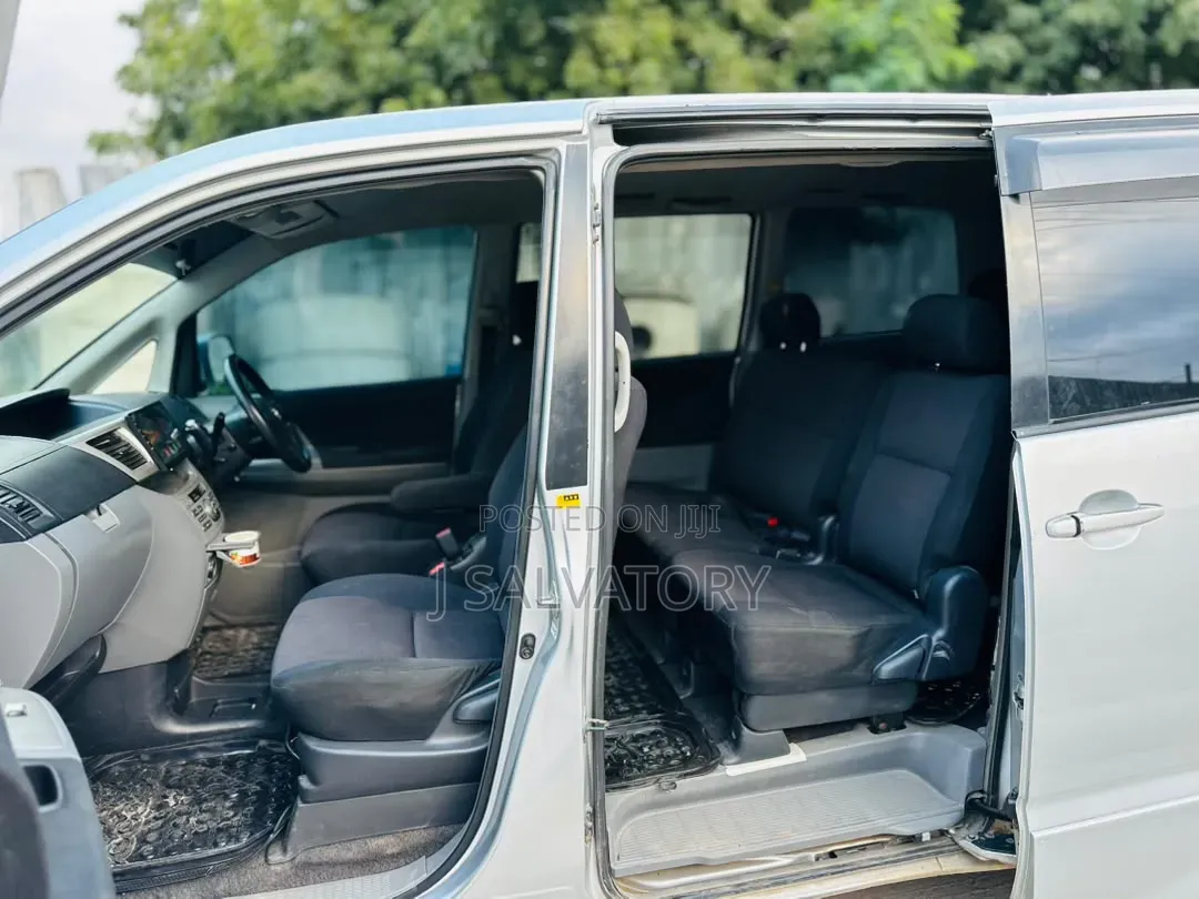 Toyota Noah 2.0 143hp AWD (8 Seater) 2008 Silver