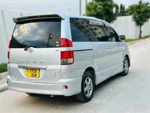 Toyota Noah 2.0 143hp AWD (8 Seater) 2008 Silver