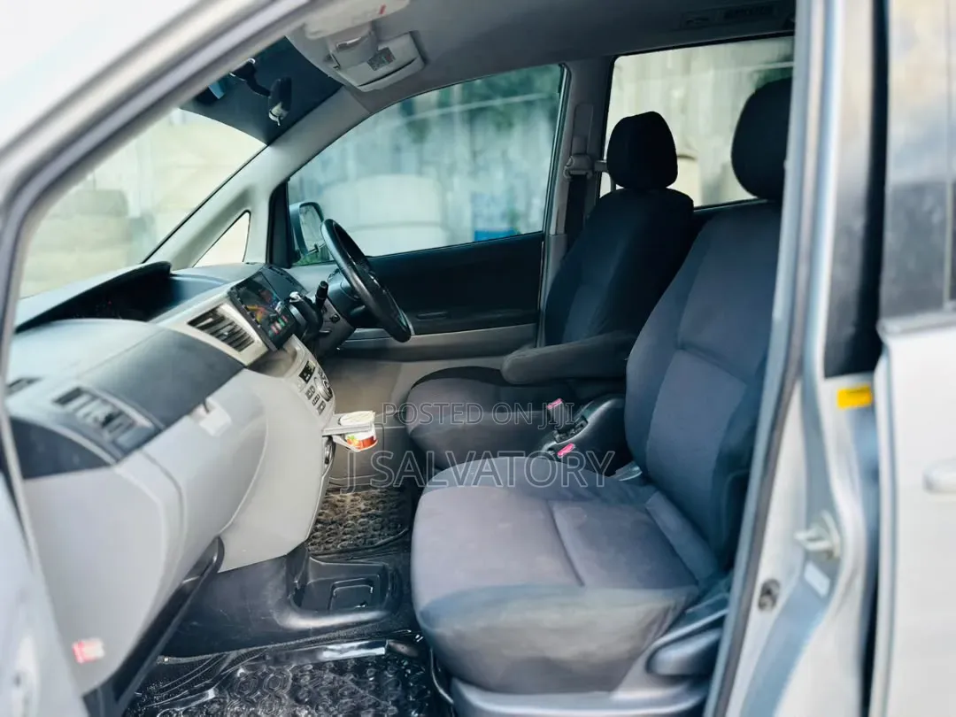 Toyota Noah 2.0 143hp AWD (8 Seater) 2008 Silver