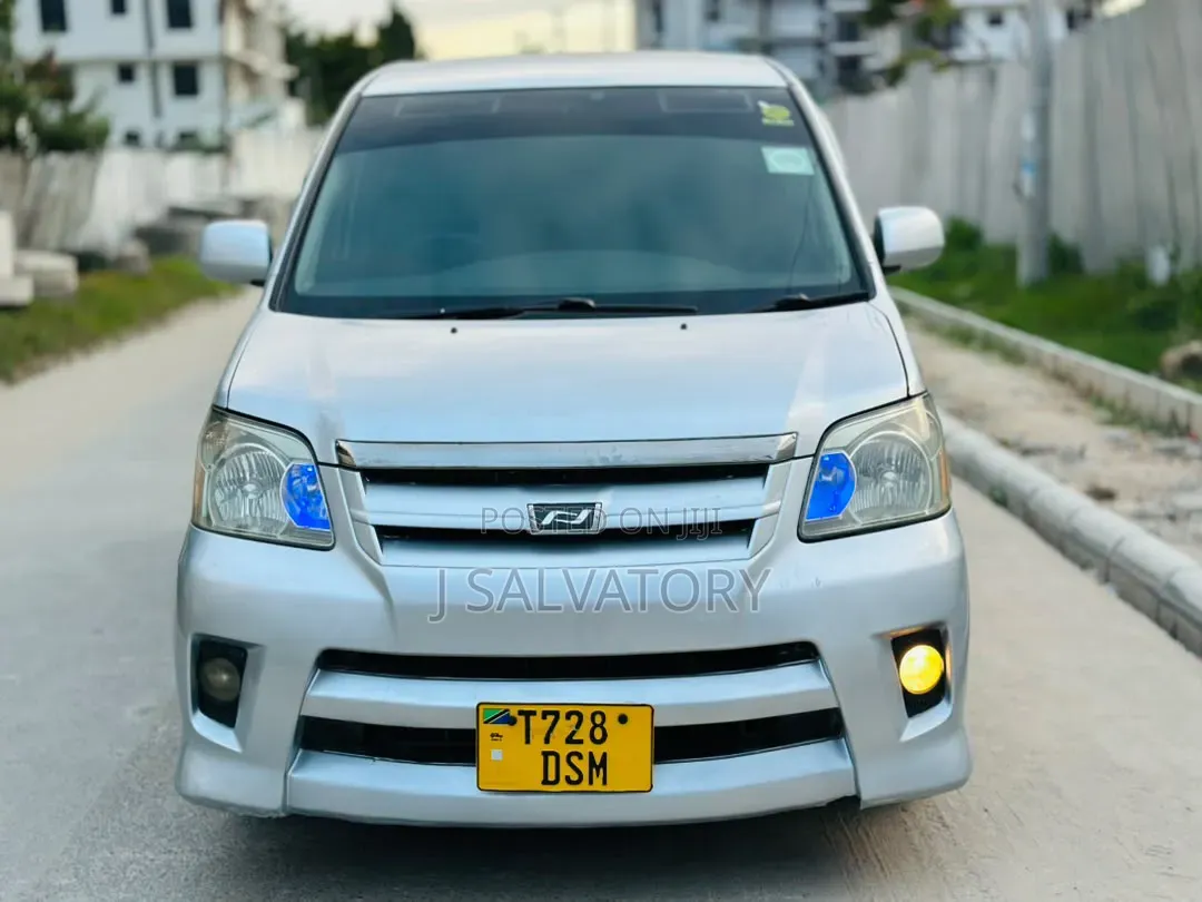 Toyota Noah 2.0 143hp AWD (8 Seater) 2008 Silver