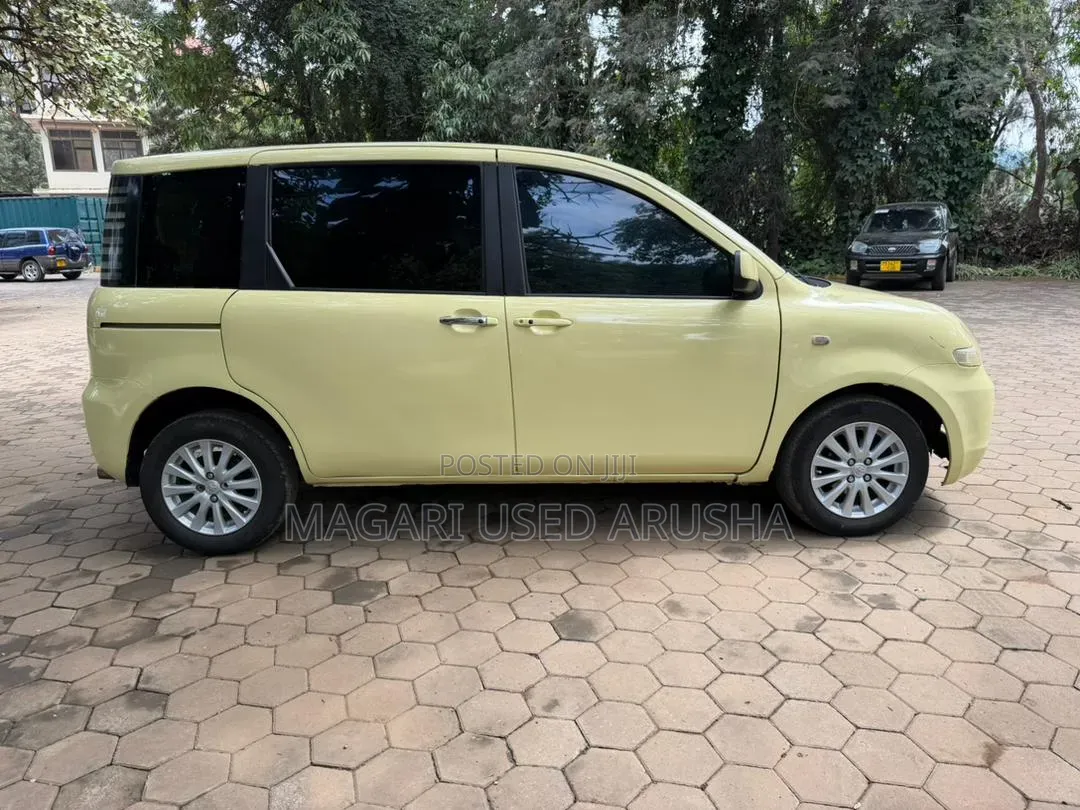 Toyota Sienta 2003