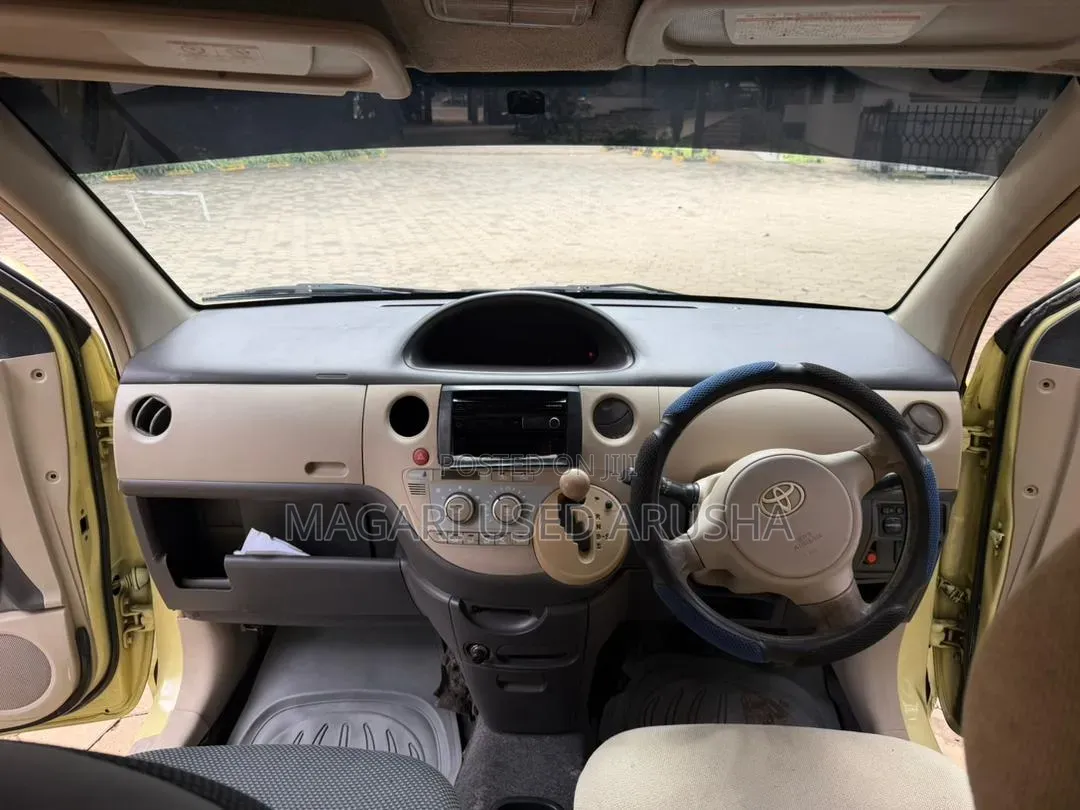 Toyota Sienta 2003
