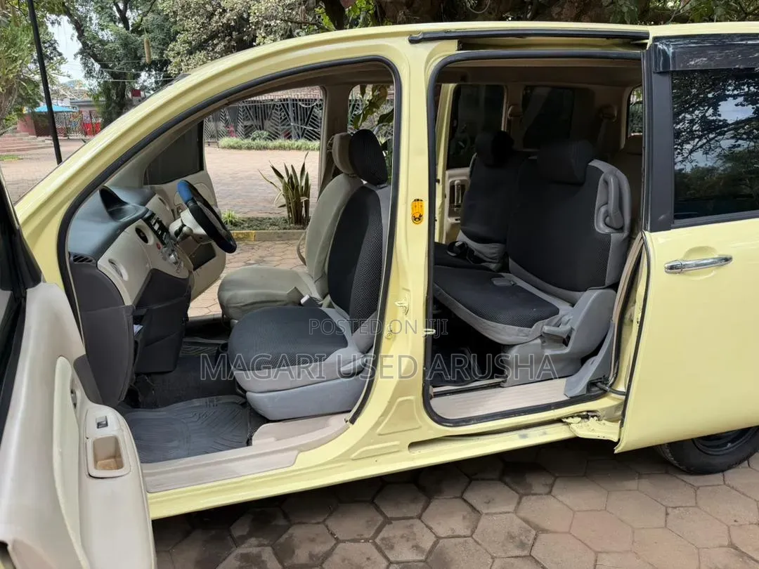 Toyota Sienta 2003