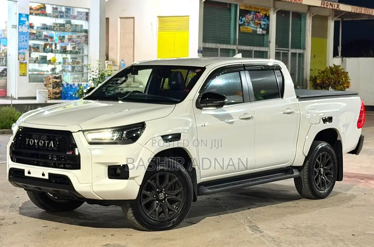 Toyota Hilux 2023 Off white