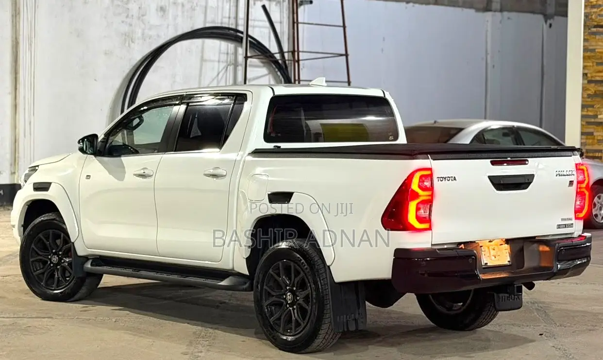 Toyota Hilux 2023 Off white