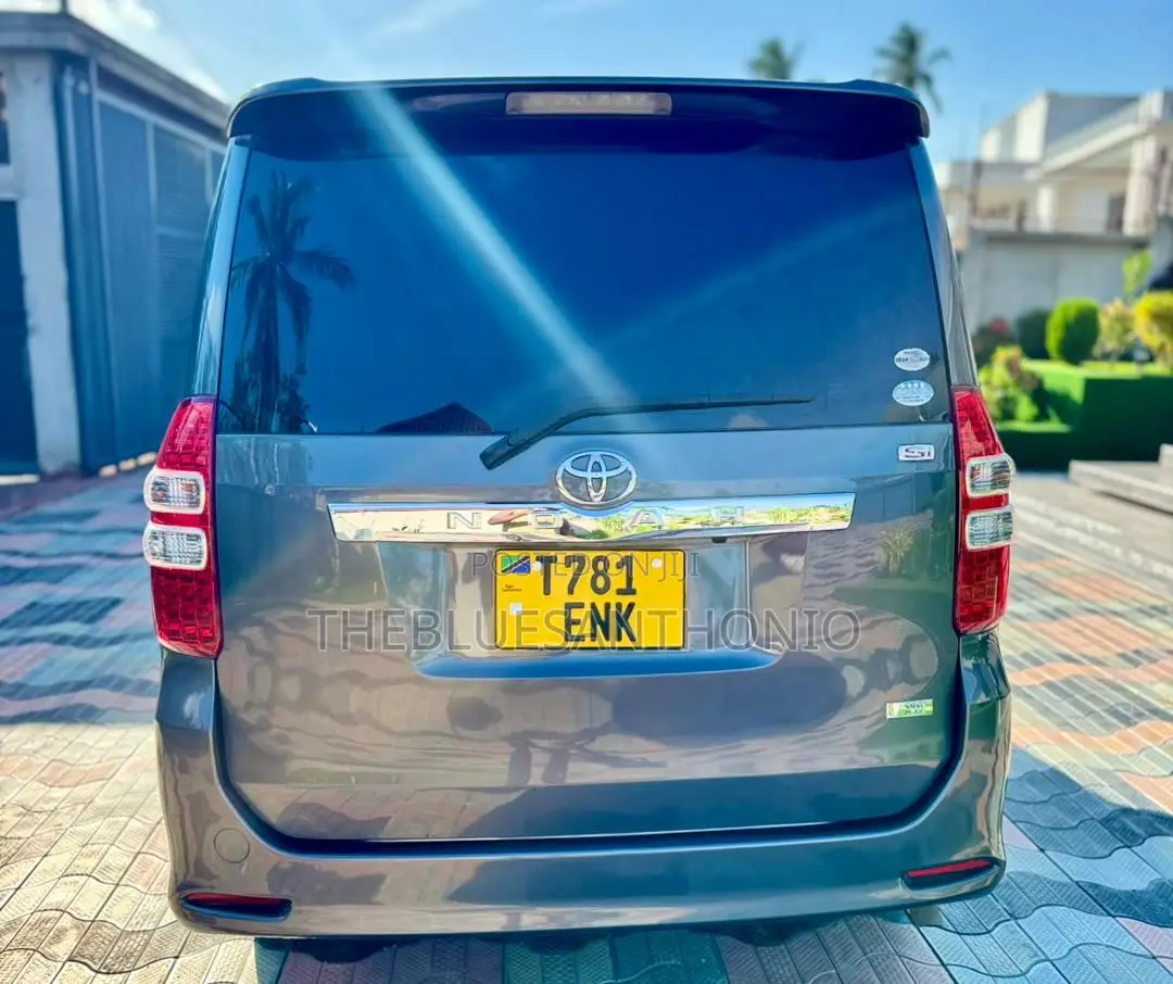 Toyota Noah 2011 Gray