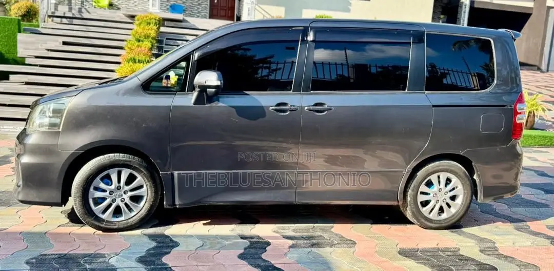 Toyota Noah 2011 Gray