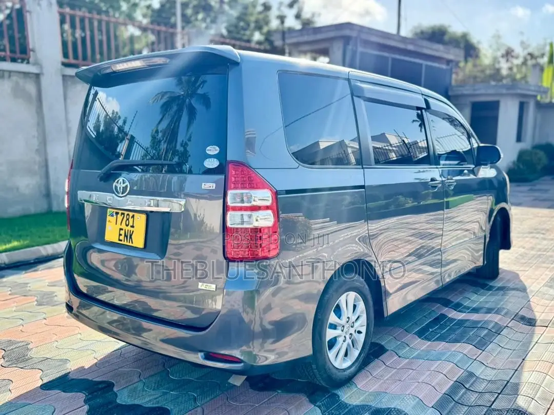 Toyota Noah 2011 Gray