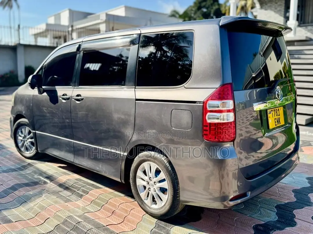 Toyota Noah 2011 Gray