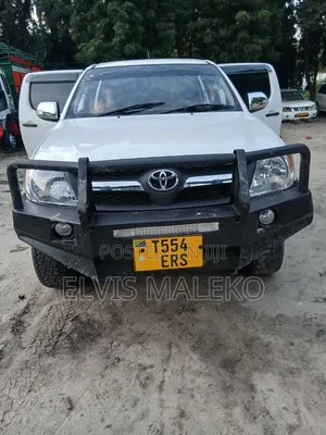 Toyota Hilux 2.5 D-4D 4X4 SRX 2011 White