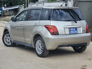 Toyota IST 2003 Gold