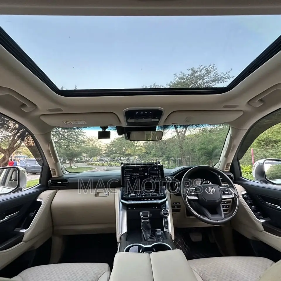 Toyota Land Cruiser LC300 2024 White